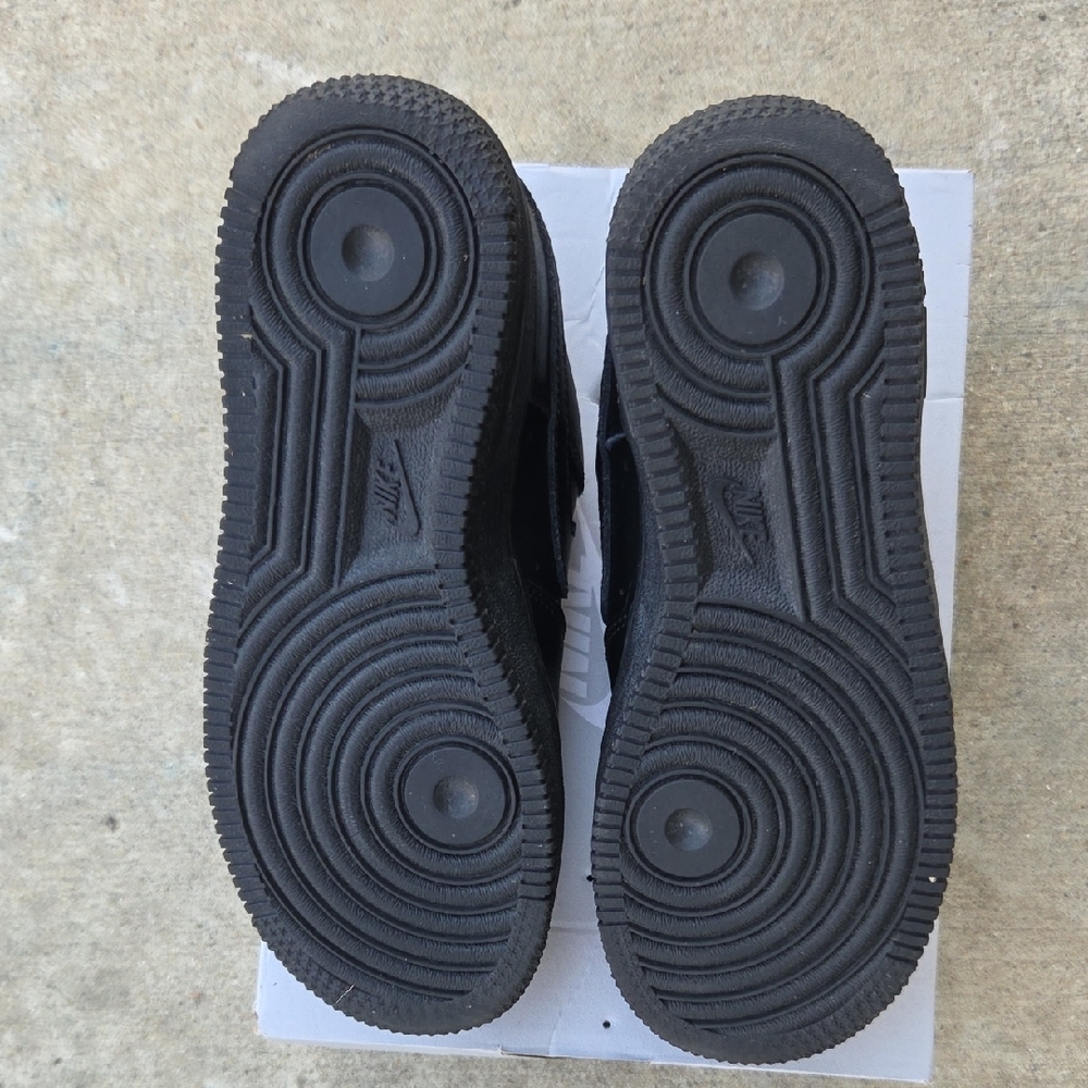 Nike Air Force 1 LE Black Sneakers With White Laces - Picture 7 of 7